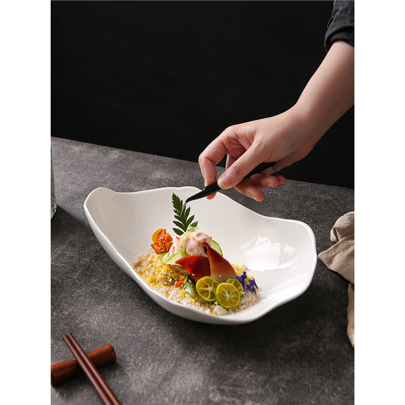 Lihtne ja kõrgekvaliteediline valge kujuga külmade roogade taldrik hotelli restorani isiksuse ebakorrapärane keraamiline pikk kauss restorani lauanõud