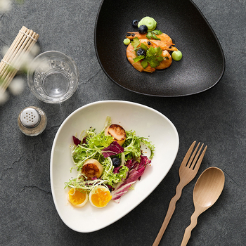 Kõrge väärtusega salatikauss Jaapani stiilis madal kauss majapidamise külmade roogade külm nuudlikauss loominguline keraamiline jäätunud kolmnurkne puuviljakauss