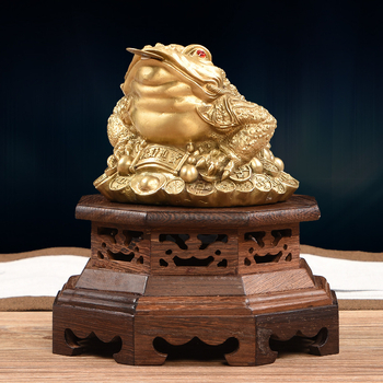 Класическа основа от секвоя, масивна дърворезба, пилешки крилца, шестоъгълни орнаменти, лилава саксия за пясък, порцеланова ваза с каменна глава, статуя на Буда, саксийно растение