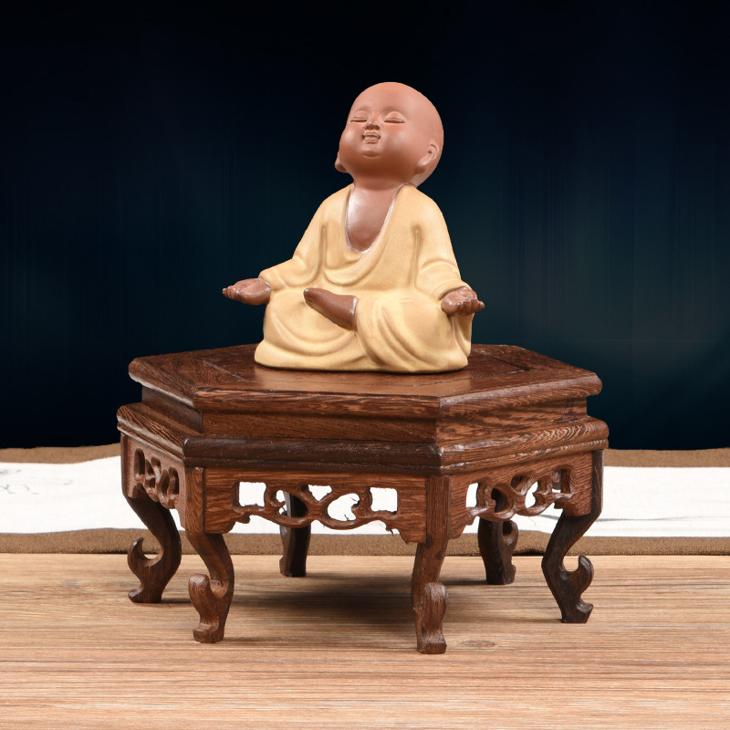 Класическа основа от секвоя, масивна дърворезба, пилешки крилца, шестоъгълни орнаменти, лилава саксия за пясък, порцеланова ваза с каменна глава, статуя на Буда, саксийно растение