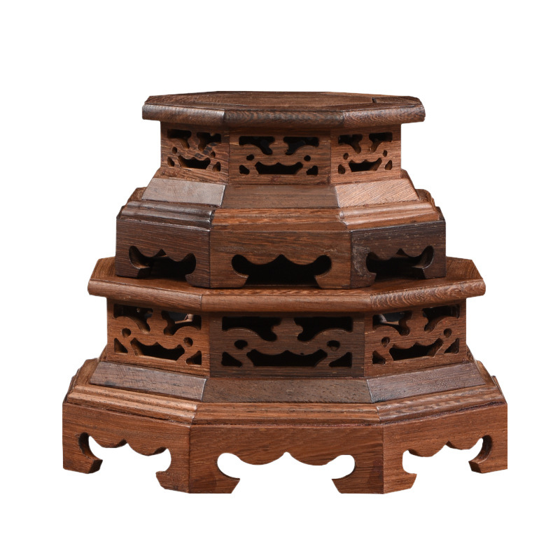 Класическа основа от секвоя, масивна дърворезба, пилешки крилца, шестоъгълни орнаменти, лилава саксия за пясък, порцеланова ваза с каменна глава, статуя на Буда, саксийно растение