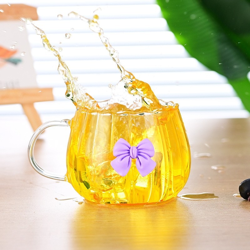 Läbipaistev vertikaalse triibuga kõrvitsatass armas borosilikaatklaasist ühekihiline puuviljamahlajoogi tass käepidemega vibutass