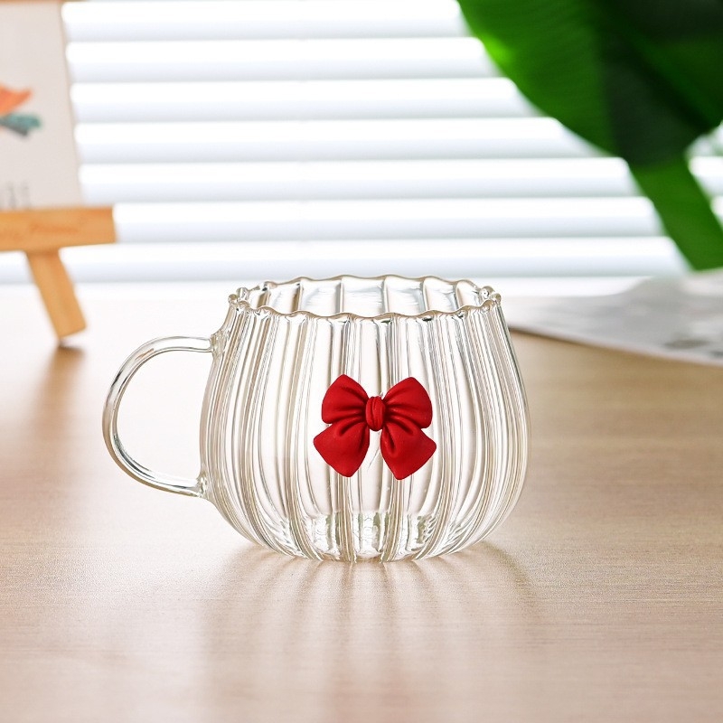 Läbipaistev vertikaalse triibuga kõrvitsatass armas borosilikaatklaasist ühekihiline puuviljamahlajoogi tass käepidemega vibutass