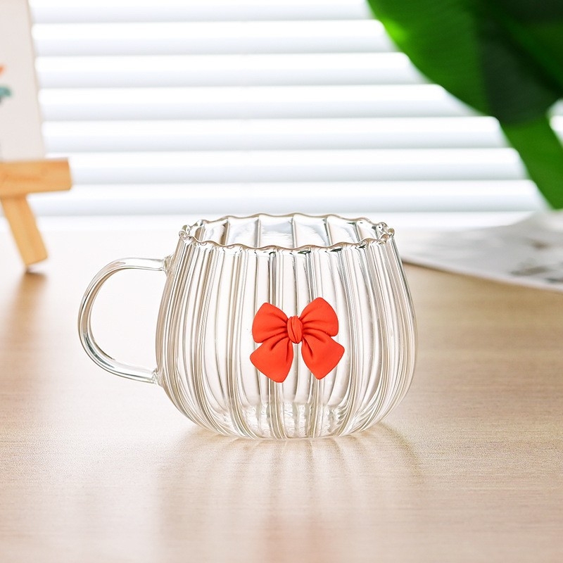 Läbipaistev vertikaalse triibuga kõrvitsatass armas borosilikaatklaasist ühekihiline puuviljamahlajoogi tass käepidemega vibutass