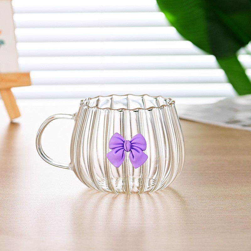 Läbipaistev vertikaalse triibuga kõrvitsatass armas borosilikaatklaasist ühekihiline puuviljamahlajoogi tass käepidemega vibutass