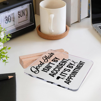 1 akrilinis logotipas su mediniu stovu – „Sėkmė ne atsitiktinumas, o susitikimo rezultatas“ –