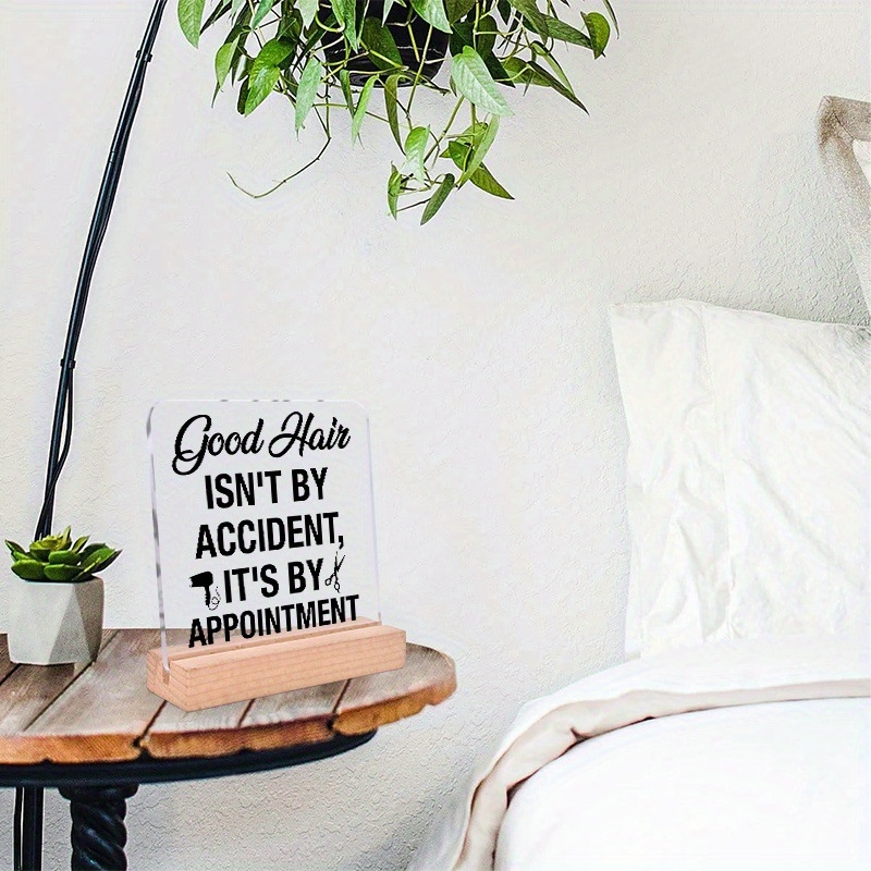 1 akrilinis logotipas su mediniu stovu – „Sėkmė ne atsitiktinumas, o susitikimo rezultatas“ –