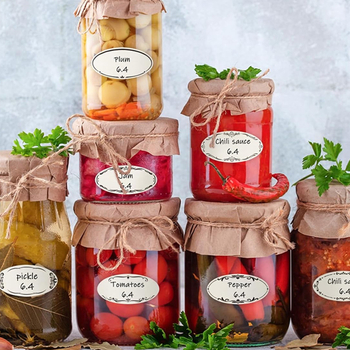 Rankraštiniai, tarpvalstybiniai, tirpių maisto butelių ir skardinių tuščio logotipo su ovaliu klasifikavimo lipduku sandėlyje