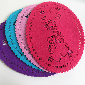 Ristkülikukujulised vildist lauaalused, vildist joogialused, õõnsad mitmevärvilised vildist lauaalused, lääneliku stiiliga luksuslikud söögialused, taldrikute ja kausside alused, laualinad