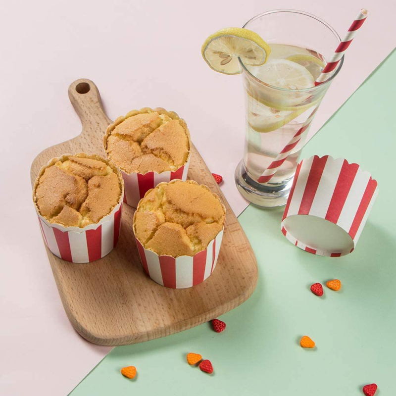 Vienkartiniai raudoni dryžuoti maži torto puodeliai gimtadienio vakarėliui, mini aliejui atsparūs popieriniai pirkėjams, kepimo pakuotės, „Mafen“ puodelis