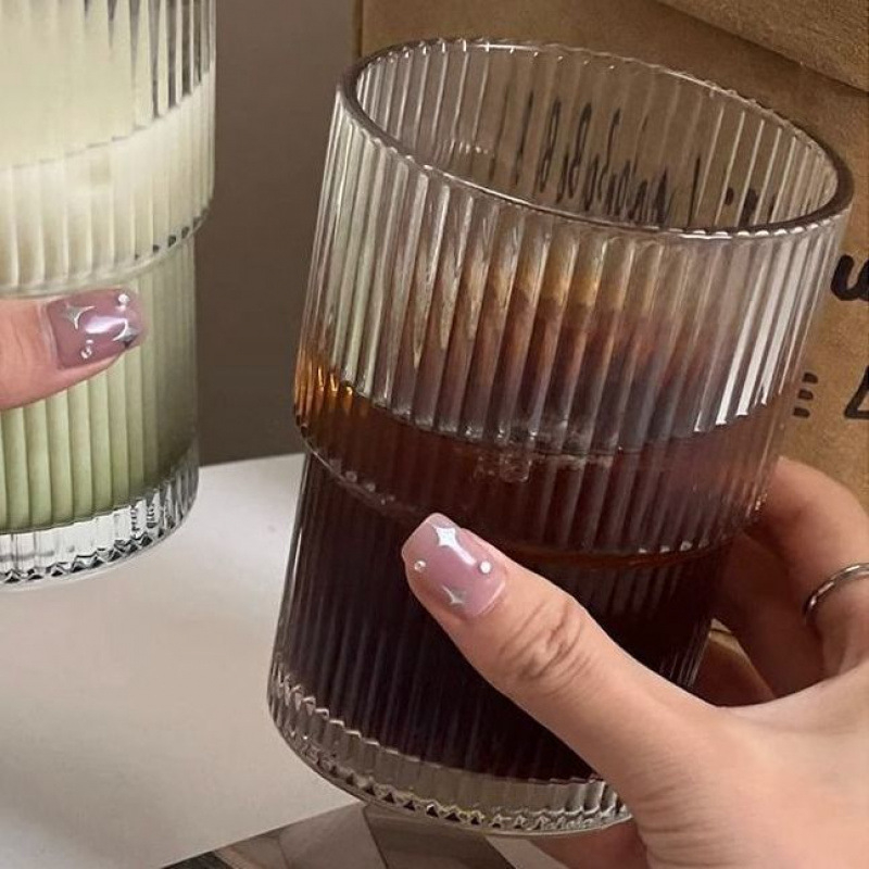 Korea stiilis vertikaalse triibuga klaasist tass, kõrge värviväärtusega paaridele mõeldud veetass, naiste internetikuulsuste õlekõrrega kohvitass majapidamiseks XF