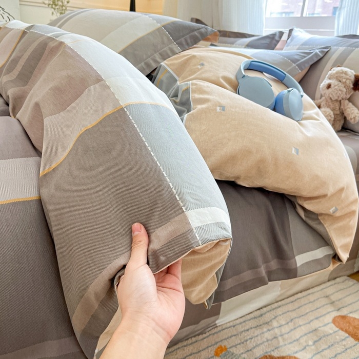 Šviežia 60 medvilnės keturių dalių medvilninė trijų dalių patalynė, nauja „Four Seasons“ didelio tankio paklodė su guma, skirta studentų bendrabučiui.