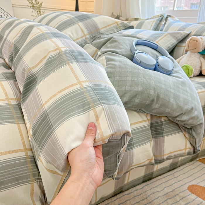 Šviežia 60 medvilnės keturių dalių medvilninė trijų dalių patalynė, nauja „Four Seasons“ didelio tankio paklodė su guma, skirta studentų bendrabučiui.