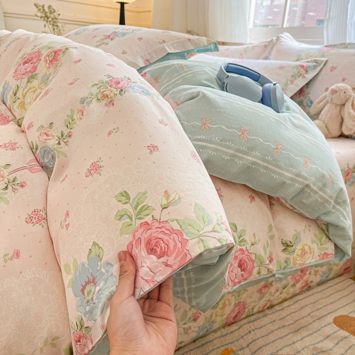 Šviežia 60 medvilnės keturių dalių medvilninė trijų dalių patalynė, nauja „Four Seasons“ didelio tankio paklodė su guma, skirta studentų bendrabučiui.