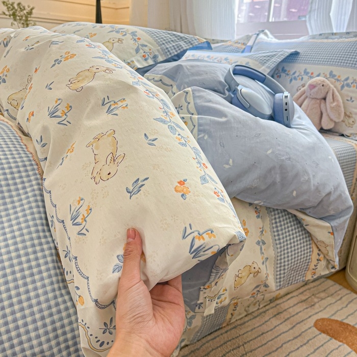 Šviežia 60 medvilnės keturių dalių medvilninė trijų dalių patalynė, nauja „Four Seasons“ didelio tankio paklodė su guma, skirta studentų bendrabučiui.