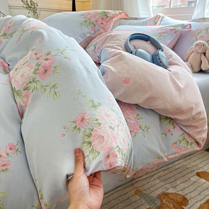 Šviežia 60 medvilnės keturių dalių medvilninė trijų dalių patalynė, nauja „Four Seasons“ didelio tankio paklodė su guma, skirta studentų bendrabučiui.