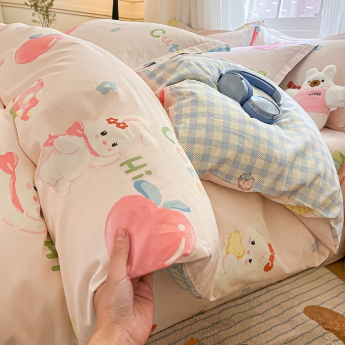 Šviežia 60 medvilnės keturių dalių medvilninė trijų dalių patalynė, nauja „Four Seasons“ didelio tankio paklodė su guma, skirta studentų bendrabučiui.