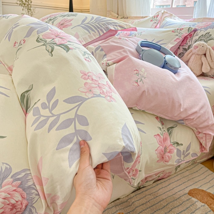 Šviežia 60 medvilnės keturių dalių medvilninė trijų dalių patalynė, nauja „Four Seasons“ didelio tankio paklodė su guma, skirta studentų bendrabučiui.