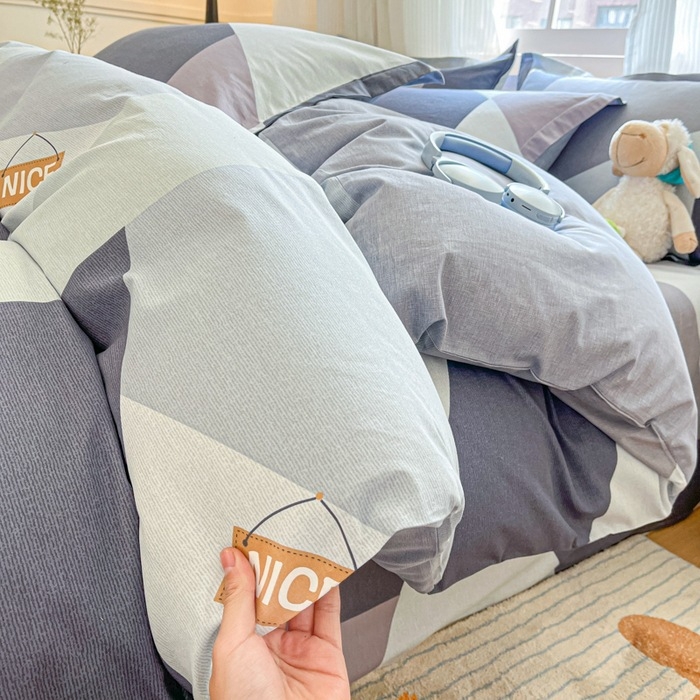 Šviežia 60 medvilnės keturių dalių medvilninė trijų dalių patalynė, nauja „Four Seasons“ didelio tankio paklodė su guma, skirta studentų bendrabučiui.