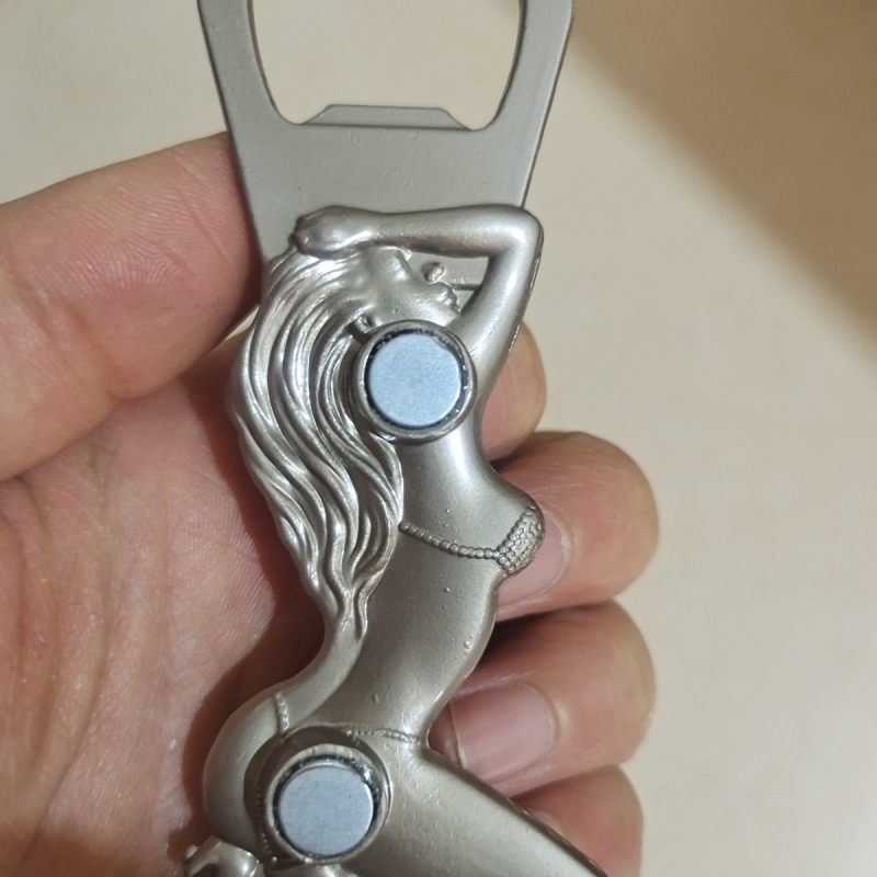 Bikini szépség sörnyitó hűtőszekrény matrica fém sörnyitó személyiség szállodai bár sörös sörnyitó