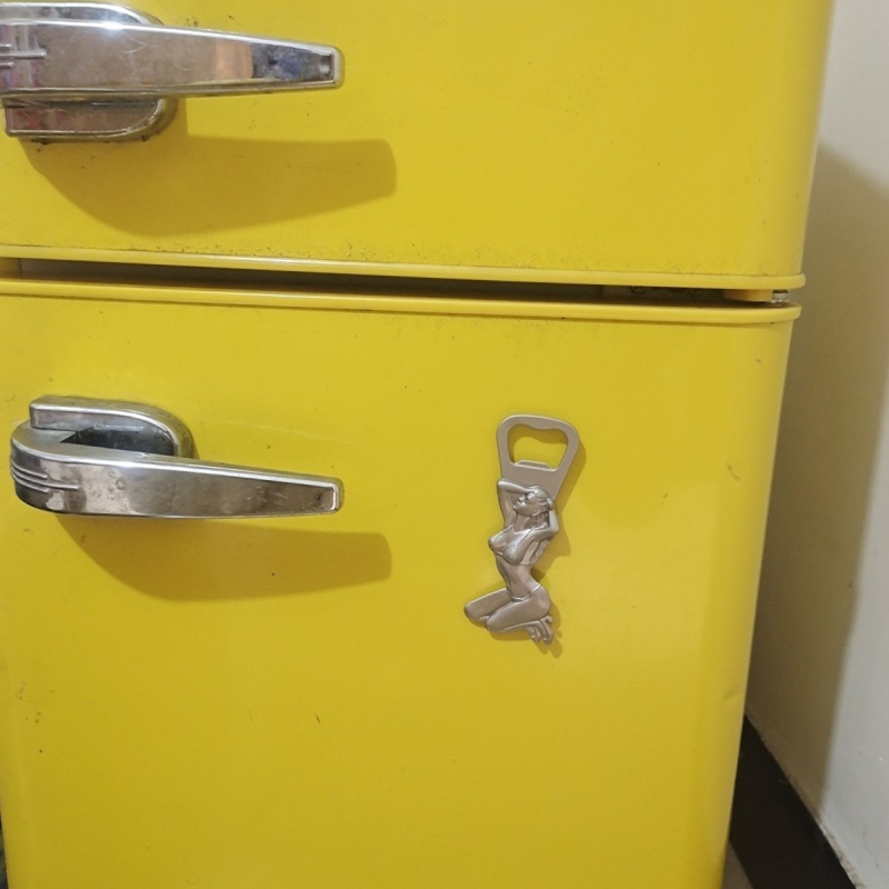 Bikini szépség sörnyitó hűtőszekrény matrica fém sörnyitó személyiség szállodai bár sörös sörnyitó