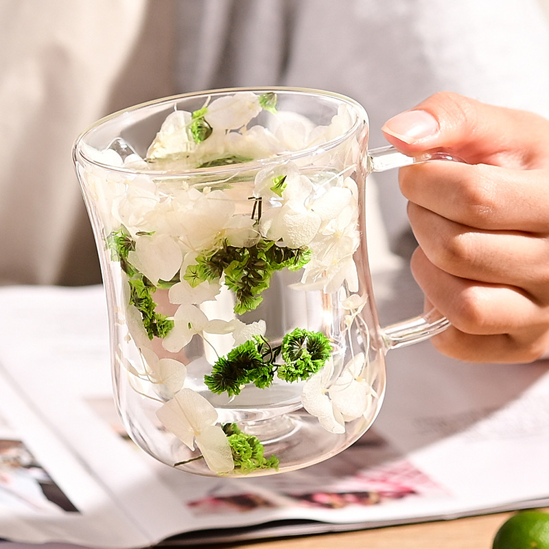 Νέο διασυνοριακό δημιουργικό κύπελλο διπλής στρώσης με αποξηραμένα λουλούδια, υψηλής αξίας δημιουργικό μικρό ανδρικό κύπελλο καφέ μέσης για το σπίτι, κύπελλο γάλακτος