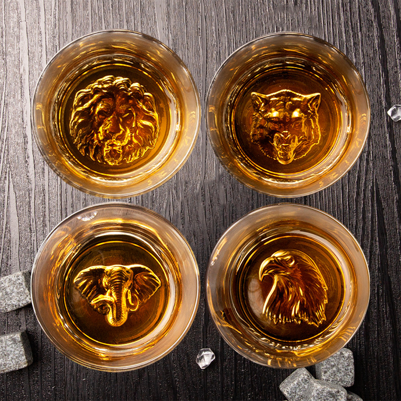 Radoša bieza dibena viskija glāze ar dzīvnieku dibena rakstu, caurspīdīga, viegla viskija glāze