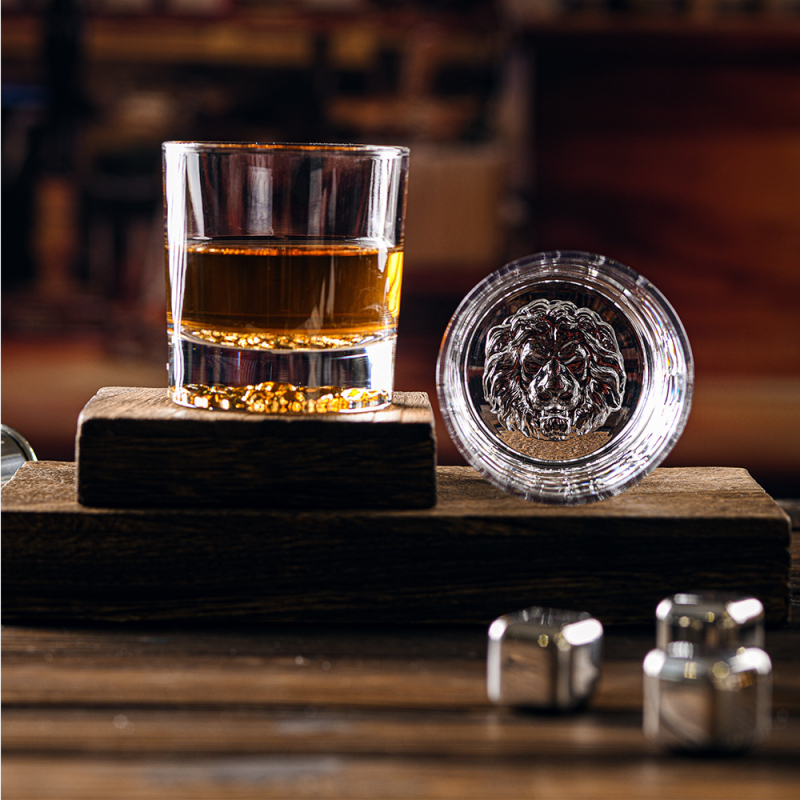 Radoša bieza dibena viskija glāze ar dzīvnieku dibena rakstu, caurspīdīga, viegla viskija glāze