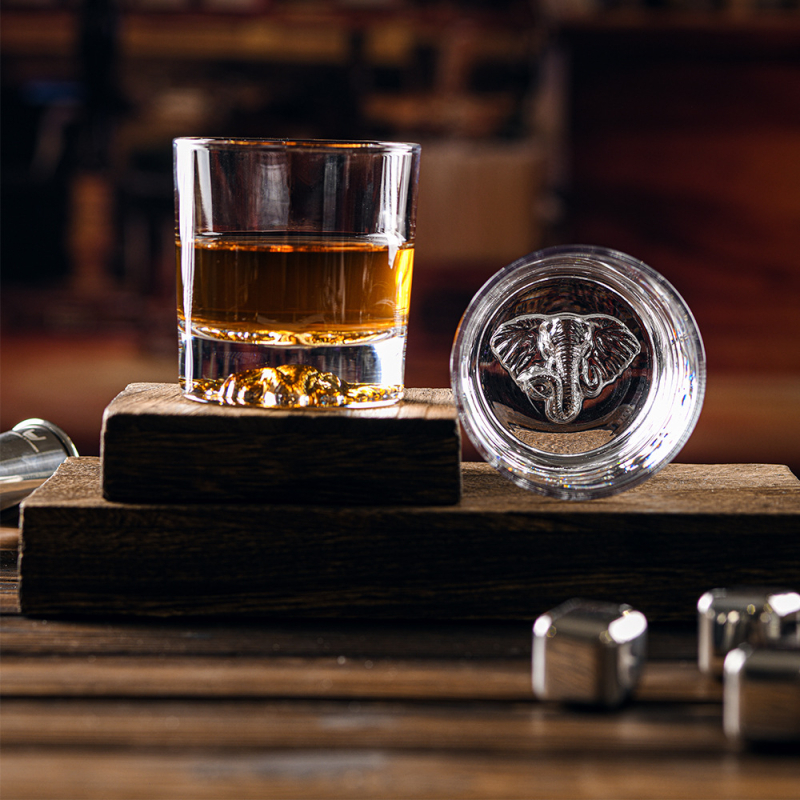 Radoša bieza dibena viskija glāze ar dzīvnieku dibena rakstu, caurspīdīga, viegla viskija glāze