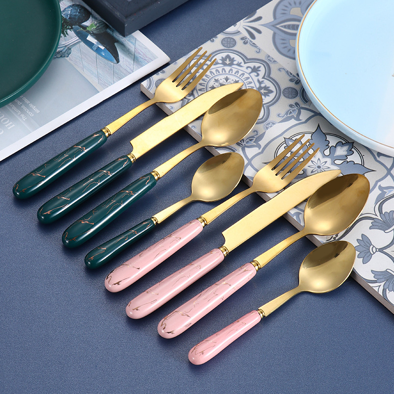 Tarpvalstybinė elektroninės prekybos nerūdijančio plieno kepsnių peilių ir šakučių rinkinys, europietiško stiliaus buitinis vakarietiško restorano stalo įrankių rinkinys, peilis, šakutė ir šaukštas, keturių dalių rinkinys