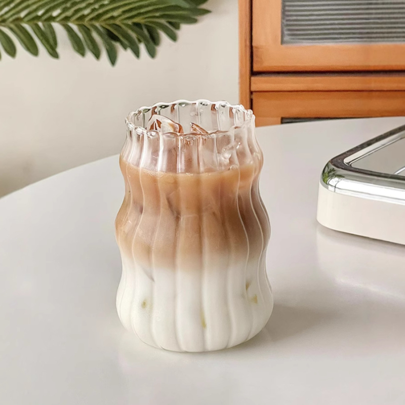 Kõrge boorsilikaatklaasist ühekihiline tass Lihtne paksendatud kõrge temperatuuriga mahlapiima tass Läbipaistev majapidamises kasutatav kõrge värviväärtusega klaas