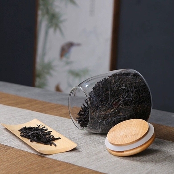 Skaidrus stiklinis arbatos indelis, kvapnus arbatos indelis, juodos arbatos buteliukas, apvalus bambukinis dangtelis su sandarinimo žiedu, prieskonių laikymo indelis