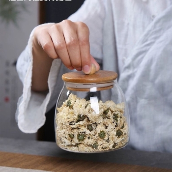 Skaidrus stiklinis arbatos indelis, kvapnus arbatos indelis, juodos arbatos buteliukas, apvalus bambukinis dangtelis su sandarinimo žiedu, prieskonių laikymo indelis