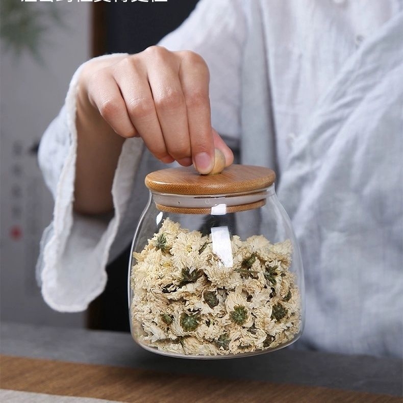 Skaidrus stiklinis arbatos indelis, kvapnus arbatos indelis, juodos arbatos buteliukas, apvalus bambukinis dangtelis su sandarinimo žiedu, prieskonių laikymo indelis