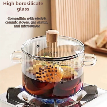 Dryžuotas troškinys su sutirštintu didelės talpos dvigubos rankenos permatomu stikliniu pieno puodu, greitai paruošiamų makaronų dubenėliu, aukštos vertės stikliniu puodu