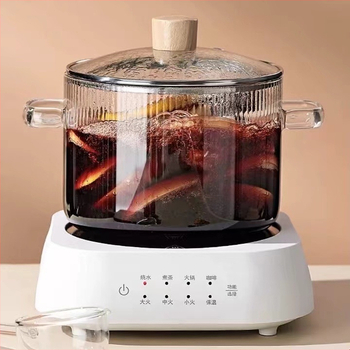 Dryžuotas troškinys su sutirštintu didelės talpos dvigubos rankenos permatomu stikliniu pieno puodu, greitai paruošiamų makaronų dubenėliu, aukštos vertės stikliniu puodu