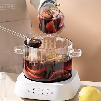 Dryžuotas troškinys su sutirštintu didelės talpos dvigubos rankenos permatomu stikliniu pieno puodu, greitai paruošiamų makaronų dubenėliu, aukštos vertės stikliniu puodu