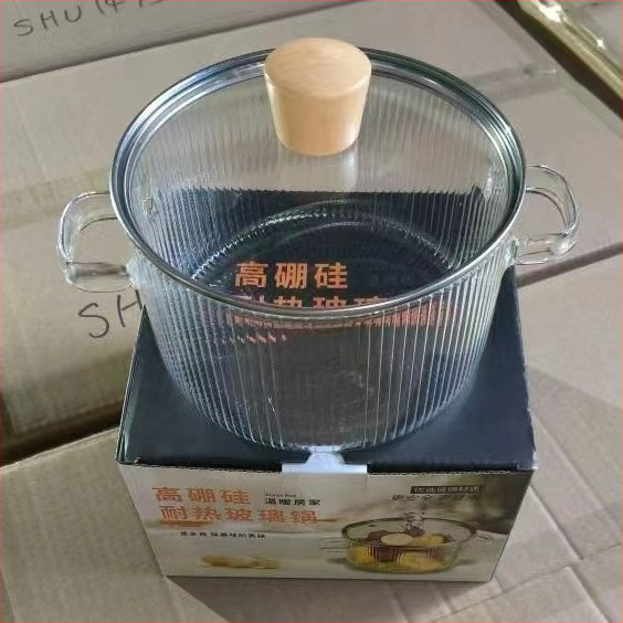 Dryžuotas troškinys su sutirštintu didelės talpos dvigubos rankenos permatomu stikliniu pieno puodu, greitai paruošiamų makaronų dubenėliu, aukštos vertės stikliniu puodu