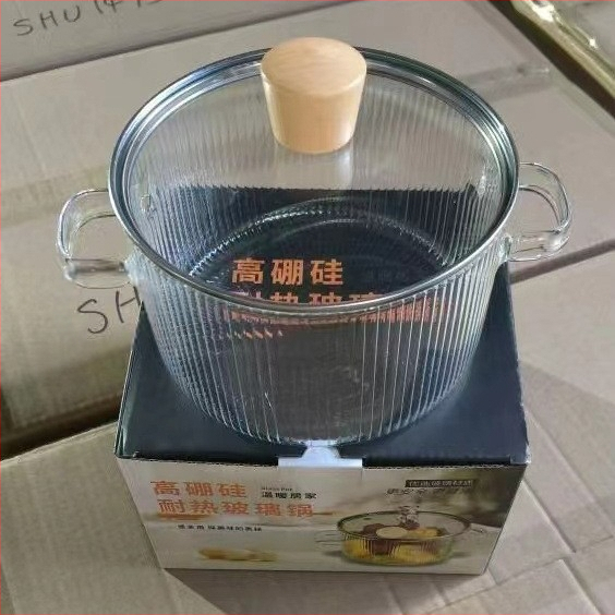 Dryžuotas troškinys su sutirštintu didelės talpos dvigubos rankenos permatomu stikliniu pieno puodu, greitai paruošiamų makaronų dubenėliu, aukštos vertės stikliniu puodu