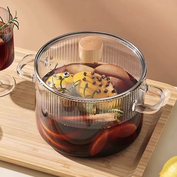 Dryžuotas troškinys su sutirštintu didelės talpos dvigubos rankenos permatomu stikliniu pieno puodu, greitai paruošiamų makaronų dubenėliu, aukštos vertės stikliniu puodu