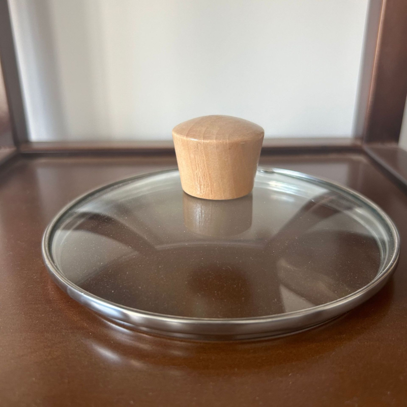 Dryžuotas troškinys su sutirštintu didelės talpos dvigubos rankenos permatomu stikliniu pieno puodu, greitai paruošiamų makaronų dubenėliu, aukštos vertės stikliniu puodu