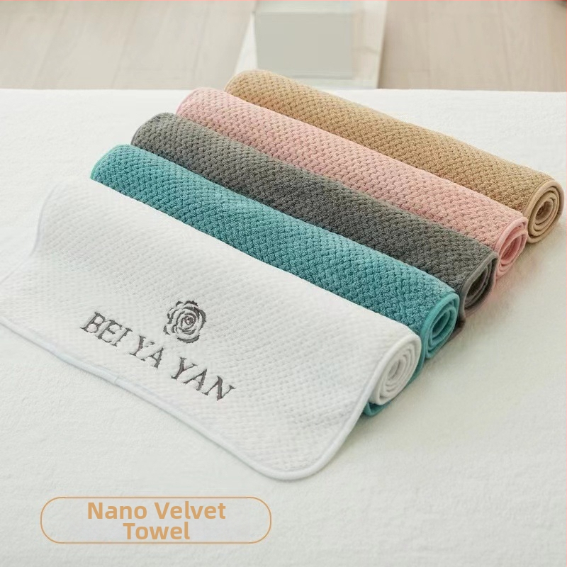 Grožio salono rankšluostis su mikropluošto logotipu, be pūkelių, odos priežiūros galvos apdangalas, trijų dalių rinkinys.