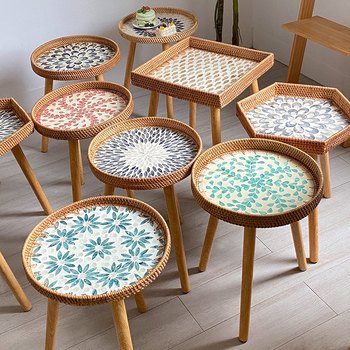 Rankomis austas spalvingas, įvairių stilių rotango padėklas su kojelėmis, aukštos kokybės, lengvas, prabangus, mažas šoninis staliukas