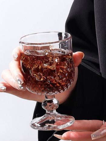 [6] Deimantinė raudonojo vyno taurė Sauso vyno taurė Šampano taurė Viskio taurė Taurė