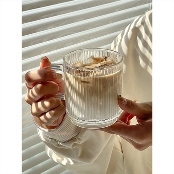 Aukštos kokybės INS stiliaus vertikaliai dryžuotas stiklinis vandens puodelis su dangteliu, nešiojamas pieno kavos puodelis su rankena, skirtas moterų biuro stalui