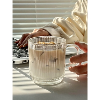 Aukštos kokybės INS stiliaus vertikaliai dryžuotas stiklinis vandens puodelis su dangteliu, nešiojamas pieno kavos puodelis su rankena, skirtas moterų biuro stalui