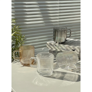 Aukštos kokybės INS stiliaus vertikaliai dryžuotas stiklinis vandens puodelis su dangteliu, nešiojamas pieno kavos puodelis su rankena, skirtas moterų biuro stalui