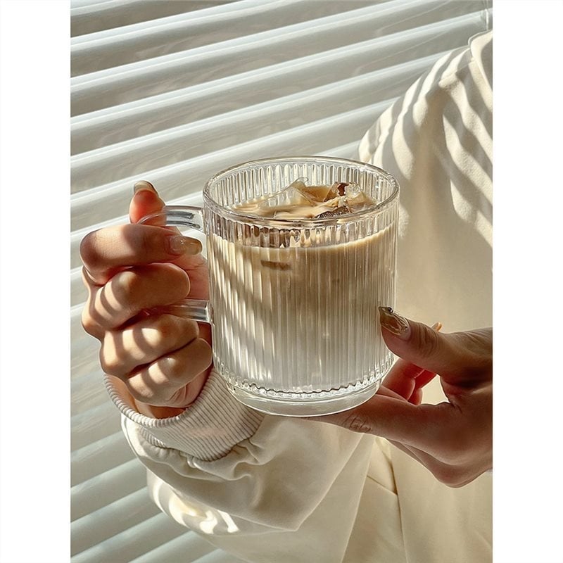 Cana de apă din sticlă cu dungi verticale în stil INS de mare valoare, cu capac, cană de cafea cu lapte și mâner portabil pentru biroul femeilor