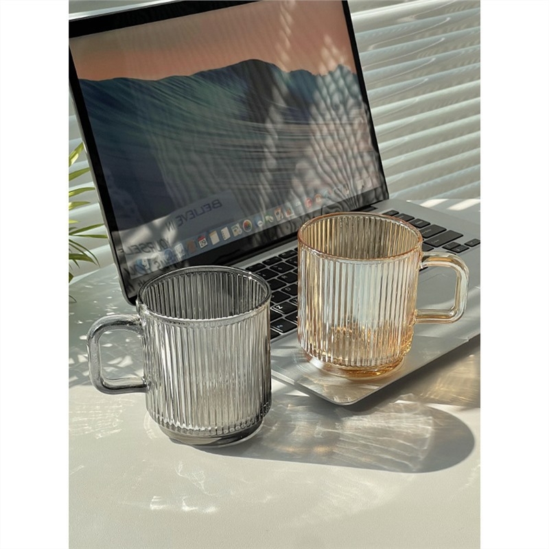 Aukštos kokybės INS stiliaus vertikaliai dryžuotas stiklinis vandens puodelis su dangteliu, nešiojamas pieno kavos puodelis su rankena, skirtas moterų biuro stalui