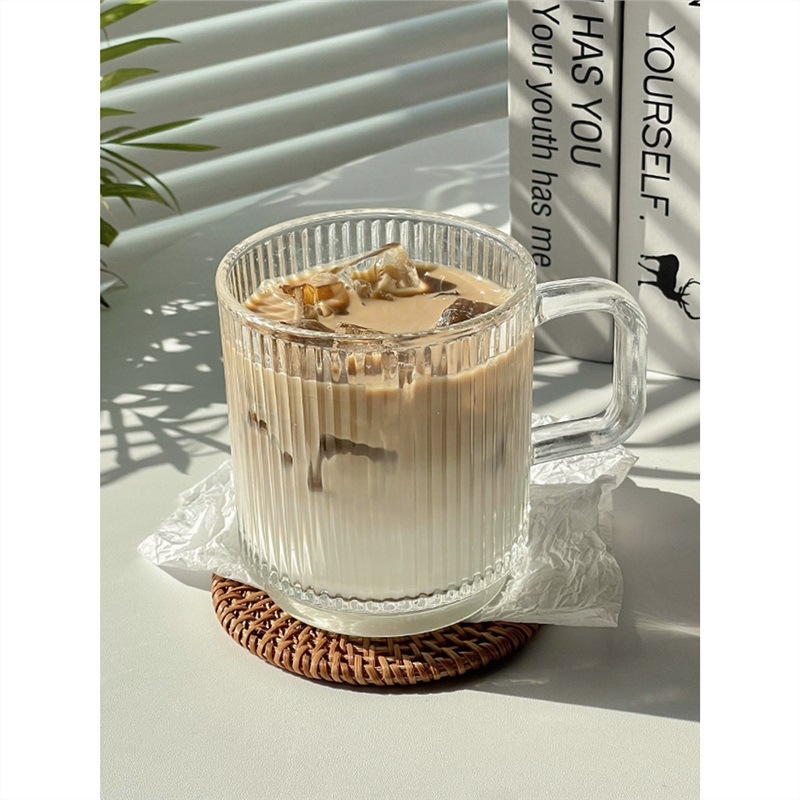 Aukštos kokybės INS stiliaus vertikaliai dryžuotas stiklinis vandens puodelis su dangteliu, nešiojamas pieno kavos puodelis su rankena, skirtas moterų biuro stalui